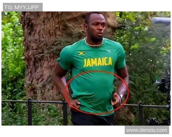 足球球星露腹肌瞬间引发热议，运动与魅力兼具的完美展示